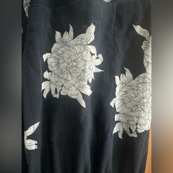 Vince Silk Floral Jumpsuit Black White Chrysanthemum Print Size M - Picture 10 of 12